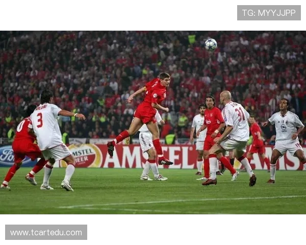 全球足球巨星汇聚一堂的盛大赛事揭幕让我们共同见证精彩瞬间与传奇对决